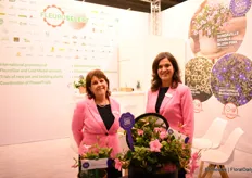 Sally van der Horst and Ann Jennen with the Fleuro Start winner: the Sundaville Double Blush Pink.